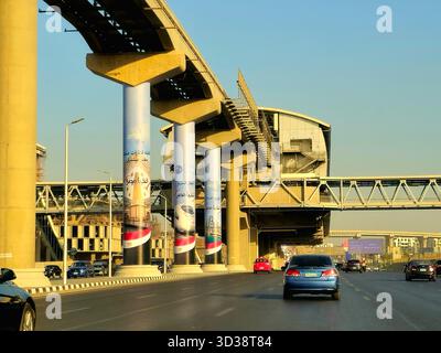 Cairo, Egitto, ottobre 28 2025: Ponte ferroviario El Ferdan, treno elettrico veloce e stazione ferroviaria di Bashteel sulle colonne della nuova monorotaia del Cairo Foto Stock