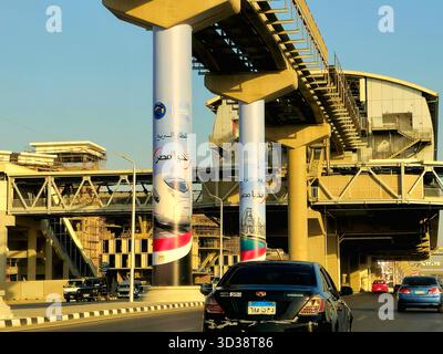 Cairo, Egitto, ottobre 28 2025: Pubblicità sul treno elettrico veloce e sul ponte ferroviario El Ferdan sulle colonne della nuova monorotaia del Cairo, nuovo Egitto Foto Stock