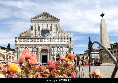 Firenze, Italia - 11 maggio 2025: Veduta della Basilica di Santa Maria Novella e dell'obelisco fiorito in primo piano Foto Stock