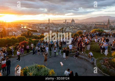 Firenze, Italia - 10 maggio 2025: I turisti si sono riuniti a Piazzale Michelangelo per ammirare il tramonto sullo skyline della città e sul Duomo Foto Stock