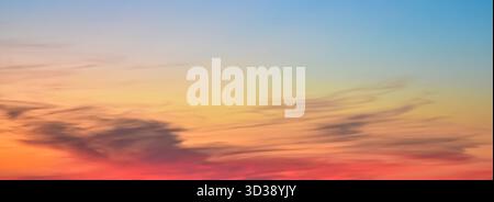 Splendido panorama crepuscolare con nuvole di tramonto a strati e transizioni di colore fluide. Vista tranquilla della luce del giorno che svanisce. Foto Stock