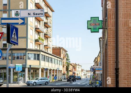 Piove di sacco, Padova, Veneto, Italia - 4 luglio 2025: Termometro stradale a 34 gradi Celsius in una giornata estiva rovente Foto Stock