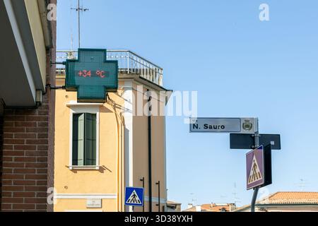 Termometro da strada a 34 gradi Celsius nella calura estiva in una giornata torrida a piove di sacco, Padova, Veneto Foto Stock