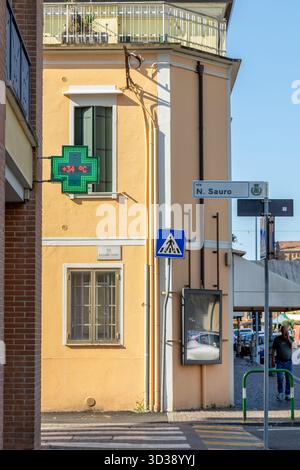 Piove di sacco, Padova, Veneto, Italia - 4 luglio 2025: Termometro stradale a 34 gradi Celsius in una giornata estiva rovente Foto Stock