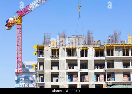 Costruzione di nuovi condomini con grucce. Foto Stock