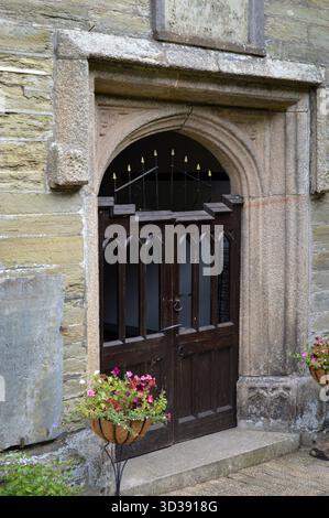 La Chiesa antica porta, St. Edmunds è la Chiesa, Kingsbridge, Devon, Inghilterra Foto Stock