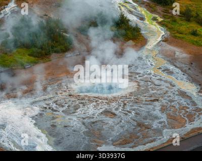 Vista aerea delle sorgenti termali calde nell'area di Geysir, Golden Circle Foto Stock