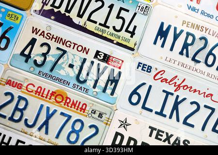 KIEV, UCRAINA - 18 OTTOBRE 2025 molte targhe statunitensi di diversi stati di registrazione. Un gran numero di targhe degli Stati Uniti Foto Stock