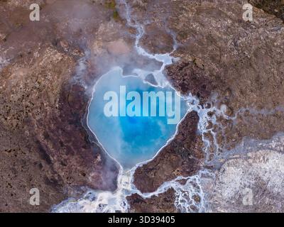 Vista aerea della piscina geotermale turchese nella pianura lavica islandese Foto Stock