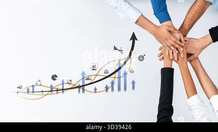 Un'immagine potente che raffigura il lavoro di squadra e la collaborazione, mettendo in mostra le mani che si uniscono su grafici e indicatori di crescita che rappresentano il business Foto Stock