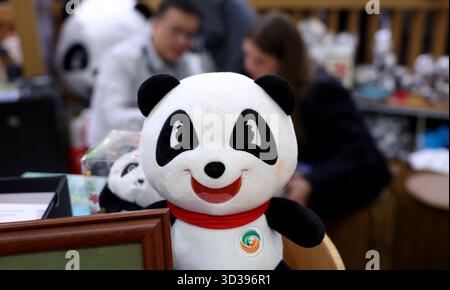 Londra, Gran Bretagna. 4 novembre 2025. People Talk al padiglione cinese del World Travel Market (WTM) London 2025 a Londra, Gran Bretagna, 4 novembre 2025. Il WTM London 2025 è stato inaugurato martedì, con il padiglione della Cina che attira l'attenzione per le sue abbondanti risorse turistiche e il suo fascino culturale. Crediti: Li Ying/Xinhua/Alamy Live News Foto Stock