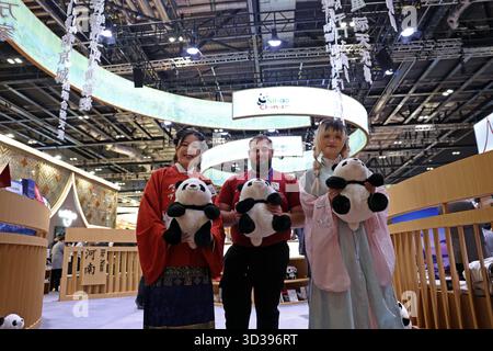 Londra, Gran Bretagna. 4 novembre 2025. Un uomo posa per le foto con i membri dello staff al padiglione cinese del World Travel Market (WTM) London 2025 a Londra, Gran Bretagna, 4 novembre 2025. Il WTM London 2025 è stato inaugurato martedì, con il padiglione della Cina che attira l'attenzione per le sue abbondanti risorse turistiche e il suo fascino culturale. Crediti: Li Ying/Xinhua/Alamy Live News Foto Stock