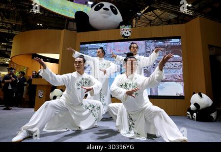 Londra, Gran Bretagna. 4 novembre 2025. Lo spettacolo di Wudang kung fu è messo in scena al padiglione cinese del World Travel Market (WTM) London 2025 a Londra, Gran Bretagna, 4 novembre 2025. Il WTM London 2025 è stato inaugurato martedì, con il padiglione della Cina che attira l'attenzione per le sue abbondanti risorse turistiche e il suo fascino culturale. Crediti: Li Ying/Xinhua/Alamy Live News Foto Stock