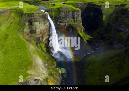 Vista aerea della cascata Haifoss e dell'arcobaleno nel sud dell'Islanda Foto Stock