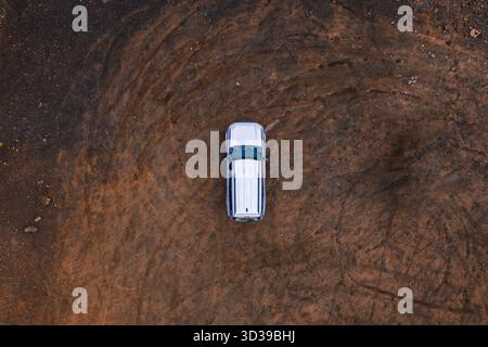 Vista aerea di un SUV bianco sul suolo vulcanico circolare vicino a Vik, Islanda Foto Stock
