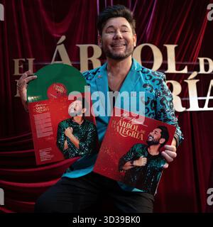 Madrid, Spagna. 5 novembre 2025. Il cantante Miguel Poveda posa durante la prima dell'album di "El arbol de la Alegría" al teatro Luchana di Madrid il 5 novembre 2025, Spagna. (Foto di Oscar Gonzalez/Sipa USA) credito: SIPA USA/Alamy Live News Foto Stock