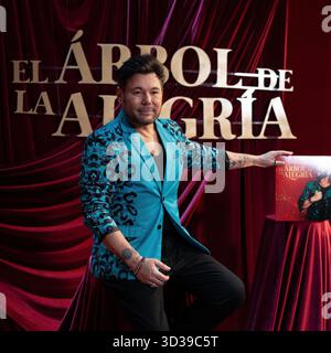 Madrid, Spagna. 5 novembre 2025. Il cantante Miguel Poveda posa durante la prima dell'album di "El arbol de la Alegría" al teatro Luchana di Madrid il 5 novembre 2025, Spagna. (Foto di Oscar Gonzalez/Sipa USA) credito: SIPA USA/Alamy Live News Foto Stock