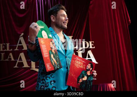 Madrid, Spagna. 5 novembre 2025. Il cantante Miguel Poveda posa durante la prima dell'album di "El arbol de la Alegría" al teatro Luchana di Madrid il 5 novembre 2025, Spagna. (Foto di Oscar Gonzalez/Sipa USA) credito: SIPA USA/Alamy Live News Foto Stock