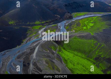 Fiumi glaciali intrecciati aerei su campi di lava muschiata in Islanda Foto Stock