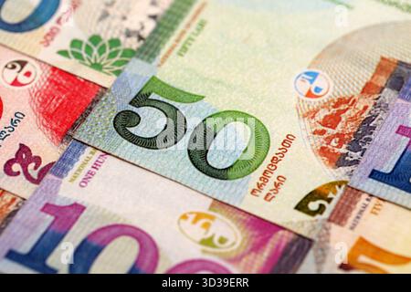 Banconote in valuta del Lari georgiano. Banconote in valuta GEL DI diverso taglio da primo piano Foto Stock