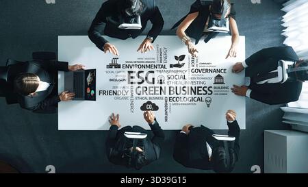 Visione aerea dei professionisti del settore impegnati in una riunione strategica, che discute i principi ESG per migliorare le pratiche commerciali ecologiche su cui concentrarsi Foto Stock