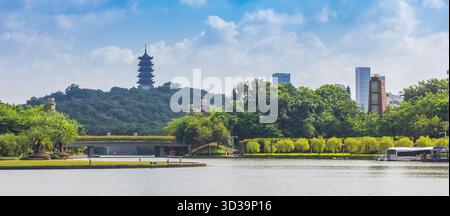 Panorama della Pagoda Leigang e del lago Qiandeng a Foshan, Cina Foto Stock