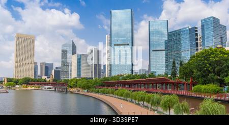 Panorama degli edifici adibiti a uffici presso il Parco del Lago Qiandeng a Foshan, Cina Foto Stock