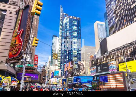 New York City, USA, 17 settembre 2024: Times Square a New York City vista colorata. Vista delle luci della città e dei cartelloni pubblicitari della piazza centrale. Stati Uniti d'America Foto Stock
