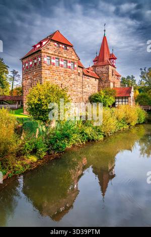 Lauf an der Pegnitz, Germania. Veduta di Wenzelburg, riflesso d'acqua a Pegnitz, fiume, Baviera medievale. Foto Stock