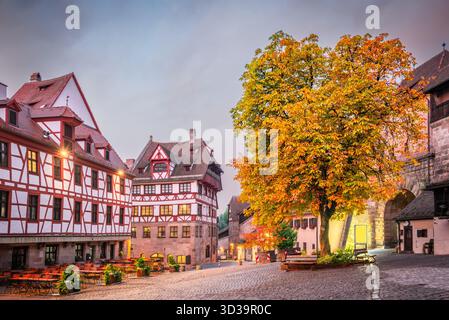 Norimberga, Germania. Piazza Tiergartnertor nella città vecchia di Kaiserburg, al crepuscolo mattutino. Foto Stock
