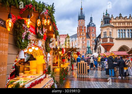 Cracovia, Polonia - 23 dicembre 2024. Mercatino di Natale Ryenek, luci scintillanti e magica atmosfera invernale. Foto Stock