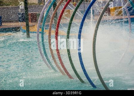 Una vivace area giochi acquatici all'Omu Resort di Lagos, Nigeria, il 13 gennaio 2023. Strutture acquatiche colorate, irrigatori giocosi, scivoli che riflettono un divertimento Foto Stock