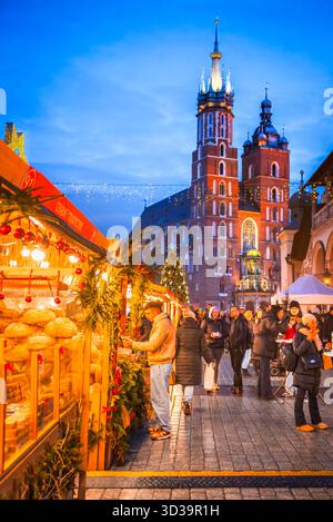 Cracovia, Polonia - 23 dicembre 2024. Mercatino di Natale Ryenek, luci scintillanti e magica atmosfera invernale. Foto Stock