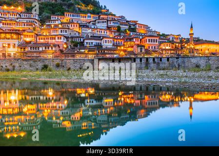 Vecchie case di Berat, città storica in Albania, paesi dei Balcani in Europa, patrimonio mondiale. Foto Stock
