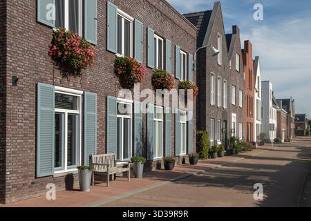 Case a schiera moderne di vari colori con tetti a spiovente e piatti nel nuovo quartiere Vathorst di Amersfoort. Foto Stock