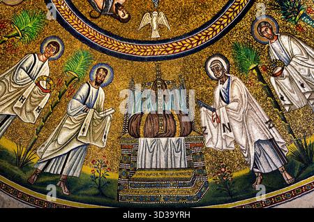 Il Battesimo di Gesù da parte di San Giovanni Battista nel Battesimo di Gesù il Battistero ariano a Ravenna - Mosaici ( tardo romana e bizantina, architettura) Emilia Romagna - Italia settentrionale. ( Patrimonio Mondiale UNESCO Il Battistero ariano sito ) il V - VI secolo D.C. Italiano Foto Stock