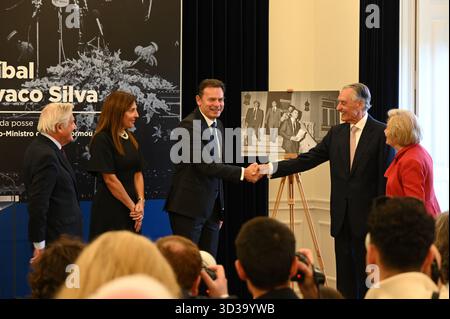 Lisbona, Portogallo. 5 novembre 2025. Il primo ministro portoghese Luis Montenegro e l'ex primo ministro Anibal Cavaco Silva hanno partecipato all'inaugurazione della mostra fotografica di Rui Ochoa intitolata "Anibal Cavaco Silva: A decade in Images – The prime Minister who Transformed Portugal" presso la residenza ufficiale di Lisbona. Crediti: Ricardo Rocha / Alamy Live News Foto Stock