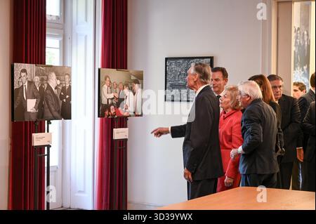 Lisbona, Portogallo. 5 novembre 2025. Il primo ministro portoghese Luis Montenegro e l'ex primo ministro Anibal Cavaco Silva hanno partecipato all'inaugurazione della mostra fotografica di Rui Ochoa intitolata "Anibal Cavaco Silva: A decade in Images – The prime Minister who Transformed Portugal" presso la residenza ufficiale di Lisbona. Crediti: Ricardo Rocha / Alamy Live News Foto Stock