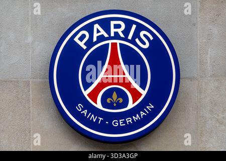 Logo sulla facciata di un negozio PSG. Il Paris Saint-Germain Football Club, noto anche come PSG, è una società calcistica francese con sede a Parigi, in Francia Foto Stock