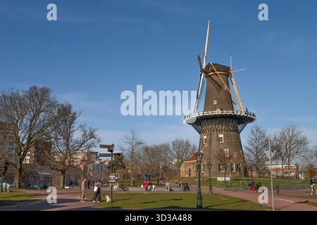 La gente ama il bel tempo primaverile al mulino De Valk di Leida. Foto Stock