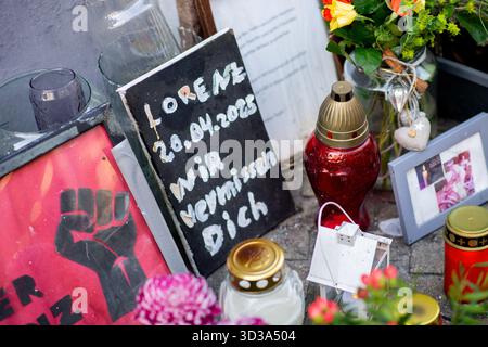 Oldenburg, Germania. 5 novembre 2025. Foto, fiori e candele sulla scena del crimine nel centro della città commemorano Lorenz, ferita a morte da un colpo di pistola della polizia. A seguito della sparatoria mortale di Lorenz ventunenne a Oldenburg, l'ufficio del pubblico ministero ha accusato un agente di polizia per omicidio colposo. Crediti: Hauke-Christian Dittrich/dpa/Alamy Live News Foto Stock