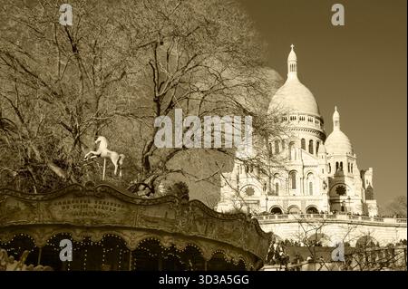 Vista della Basilica del Sacro cuore e di un'antica giostra in primo piano. Parigi, Francia. Foto storica Seppia. Foto Stock