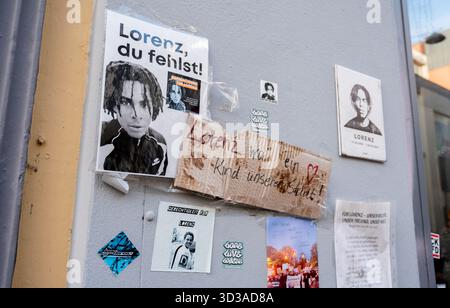 Oldenburg, Germania. 5 novembre 2025. Foto e cartelli su un muro della casa sulla scena del crimine nel centro della città commemorano Lorenz, ferito a morte da un colpo di pistola della polizia. Dopo gli omicidi mortali, l'ufficio del pubblico ministero ha accusato un agente di polizia per omicidio negligente. Crediti: Hauke-Christian Dittrich/dpa/Alamy Live News Foto Stock