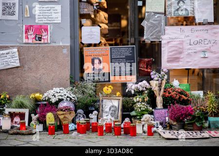 Oldenburg, Germania. 5 novembre 2025. Numerose foto, fiori e candele sulla scena del crimine nel centro della città commemorano Lorenz, ferita a morte da un colpo di pistola della polizia. Dopo la sparatoria fatale del ventunenne, l'ufficio del pubblico ministero ha accusato un agente di polizia per omicidio colposo. Crediti: Hauke-Christian Dittrich/dpa/Alamy Live News Foto Stock