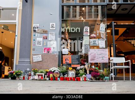 Oldenburg, Germania. 5 novembre 2025. Foto, fiori e candele sulla scena del crimine nel centro della città commemorano Lorenz, ferita a morte da un colpo di pistola della polizia. A seguito della sparatoria mortale di Lorenz ventunenne a Oldenburg, l'ufficio del pubblico ministero ha accusato un agente di polizia per omicidio colposo. Crediti: Hauke-Christian Dittrich/dpa/Alamy Live News Foto Stock