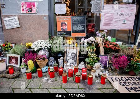 Oldenburg, Germania. 5 novembre 2025. Foto, fiori e candele sulla scena del crimine nel centro della città commemorano Lorenz, ferita a morte da un colpo di pistola della polizia. Dopo la sparatoria fatale del ventunenne, l'ufficio del pubblico ministero ha accusato un agente di polizia per omicidio colposo. Crediti: Hauke-Christian Dittrich/dpa/Alamy Live News Foto Stock
