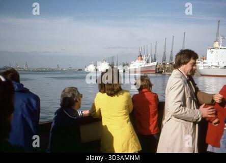 Hampshire, Inghilterra. 1977 – Una fotografia dei passeggeri a bordo della MV Princessa al Southampton Docks il 28 ottobre 1977. Visibile in lontananza è la nave da carico Union Castle, la RMMV Southampton Castle, la nave Carnival Cruise Line di recente acquisizione, la TSS Festivale, la nave base di rifornimento FSB-01 e la nave da crociera P&o SS Canberra. Foto Stock