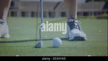 Allinea il golfista piazzando putter vicino alla palla da golf sul putting green con abbigliamento sportivo, con griglia sovrapposta Foto Stock