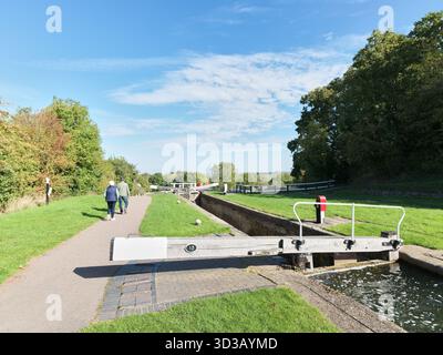 Un paio di camminatori sul sentiero della città vicino a Foxton Locks, in Inghilterra, aperto nel 1814, è la più grande rampa di scale del sistema di canali inglese. Foto Stock