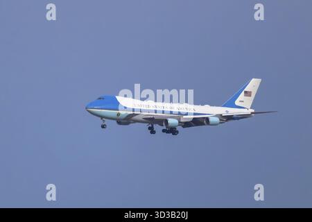 Calgary, Alberta, Canada. 15 giugno 2025. Una vista chiara e iconica di Air Force One, il distintivo Boeing VC-25 blu e bianco, maestosamente svettante Foto Stock